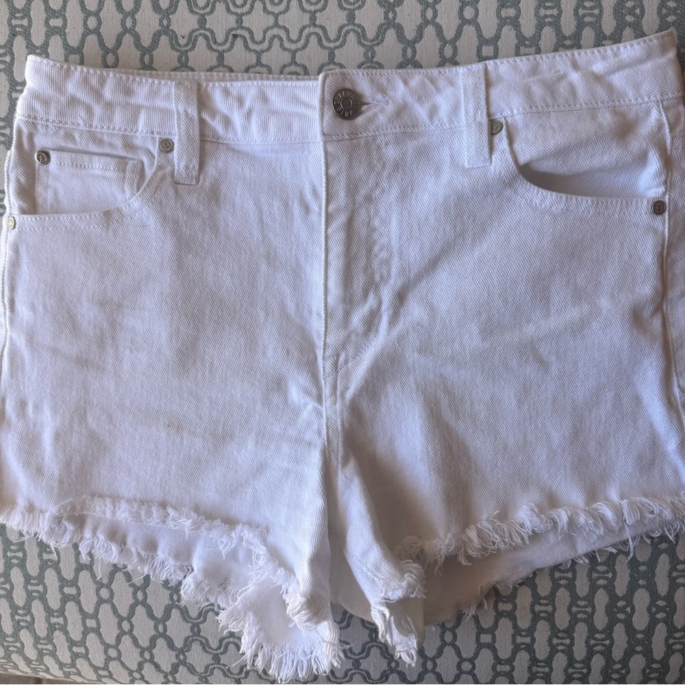 White denim shorts. Frayed hem.  Size 7.  Zipper. 5 pocket